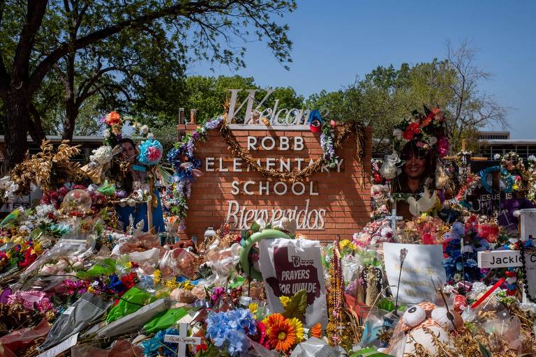 Homenagens em frente à escola na cidade de Uvalde, no Texas, onde um atirador matou 19 crianças e duas professoras