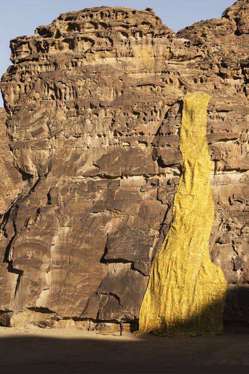 cachoeira dourada no deserto