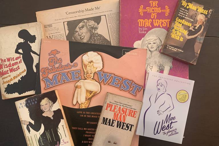 LP, DVDs, recorte do New York Times e livros de e sobre Mae West 