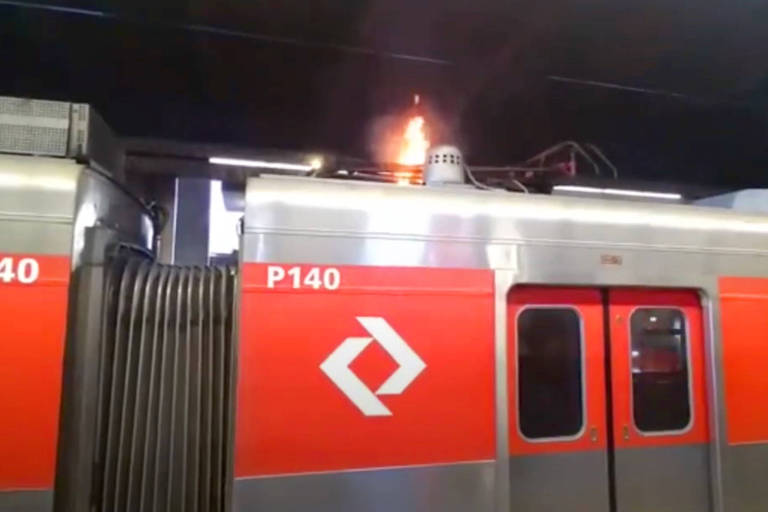 Passageiros são retirados de trem da CPTM após veículo pegar fogo