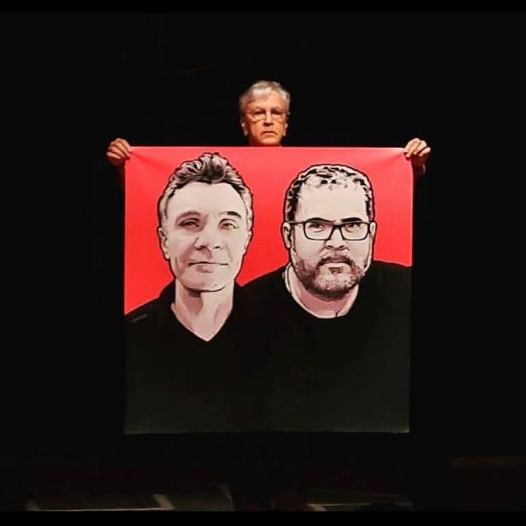 Caetano segura bandeira com rostos do jornalista britânico Dom Phillips e do indigenista Bruno Pereira em show em Brasília