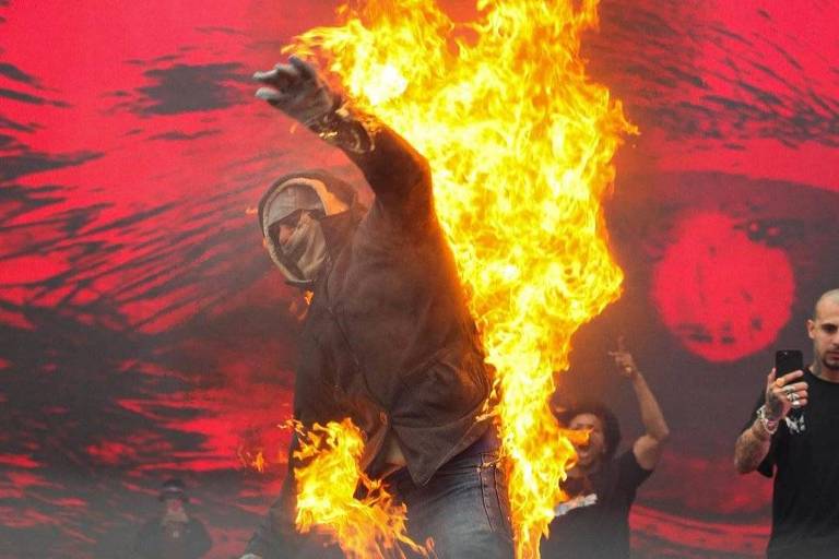 Djonga mostra homem em chamas em seu show