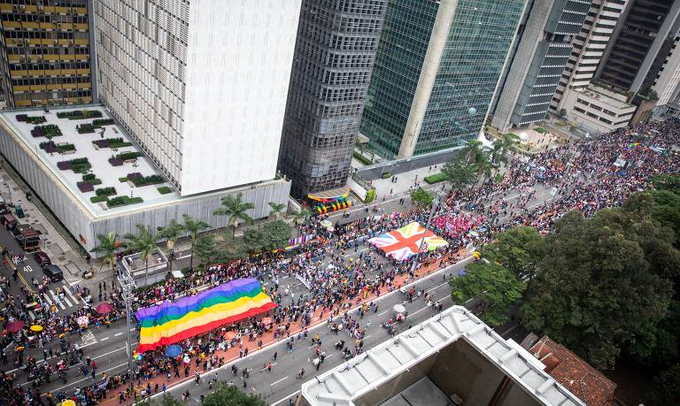 Público na avenida Paulista durante a 26ª edição da Parada do Orgulho LGBTQIA+, em São Paulo