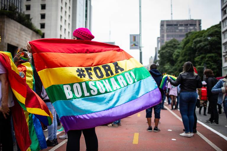 Manifestante carrega bandeira contra o presidente Jair Bolsonaro (PL) durante a Parada do Orgulho LGBT+, na Avenida Paulista