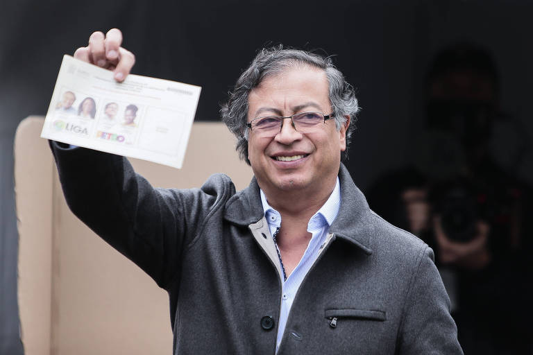 O presidente eleito da Colômbia, Gustavo Petro, com cédula de votação em Bogotá