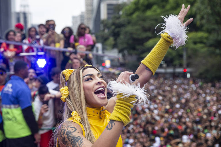Pabllo Vittar em show na avenida Paulista durante a Parada LGBT de 2022