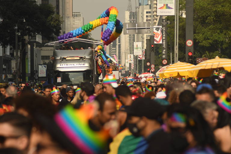 Pessoas lotam a avenida Paulista durante a Parada do Orgulho LGBT+ de São Paulo 