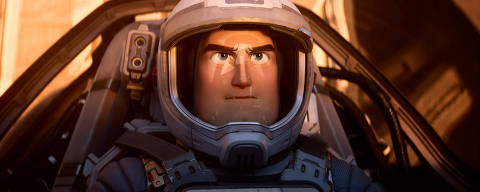 TRIAL AND ERROR  After being marooned on a hostile planet, Buzz Lightyear (voice of Chris Evans) attempts multiple test flights in an effort to recreate the complicated fuel required to reach hyperspeed so he and the whole crew can return to Earth. Directed by Angus MacLane (co-director Finding Dory) and produced by Galyn Susman (Toy Story That Time Forgot), Disney and Pixars Lightyear opens in U.S. theaters on June 17, 2022. © 2021 Disney/Pixar. All Rights Reserved. Cena do filme  Lightyear