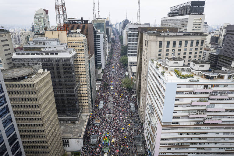 Imagem aérea mostra a extensão da 26ª Parada LGBT+ em São Paulo, em toda a avenida paulista e seus arranha-céus 