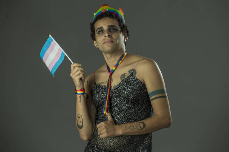 Veronica Scott, 29, cantora trans, com bandeira trans