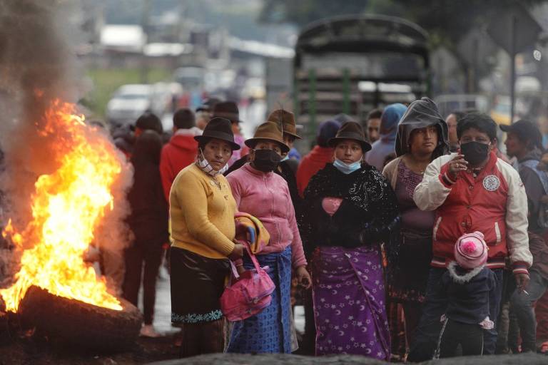 Indígenas fazem bloqueio no bairro de Cutuglagua, em Quito