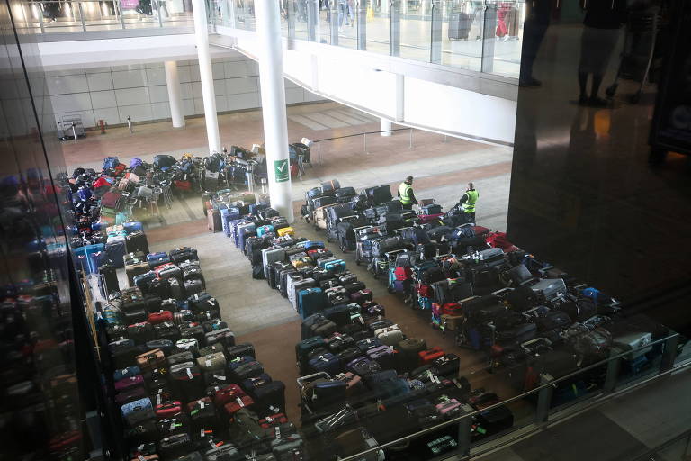 Acúmulo de bagagens no aeroporto Heathrow, em Londres 