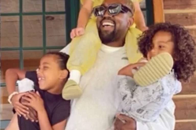 Kim Kardashian posta foto de Kanye West com filhos