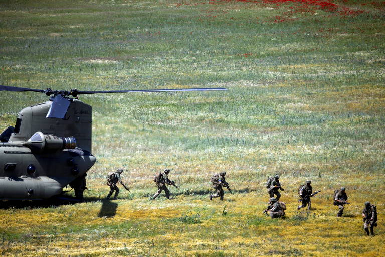 Soldados britânicos deixam helicóptero Chinook em exercício da Otan em Krivolak (Macedônia do Norte)