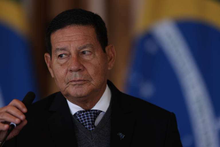 Mourão deseja sorte a Petro e diz que relação com Colômbia independe de governo