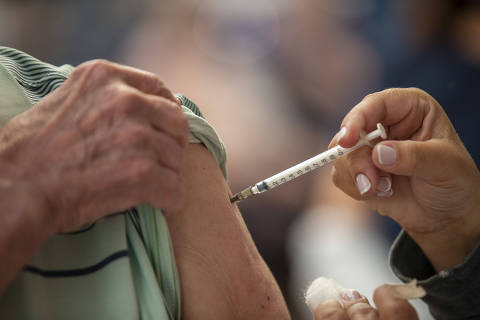 SÃO PAULO, SP, 23.03.2022 - Vacinação de idosos com a quarta dose da vacina contra a Covid, em São Paulo. (Foto: Danilo Verpa/Folhapress)