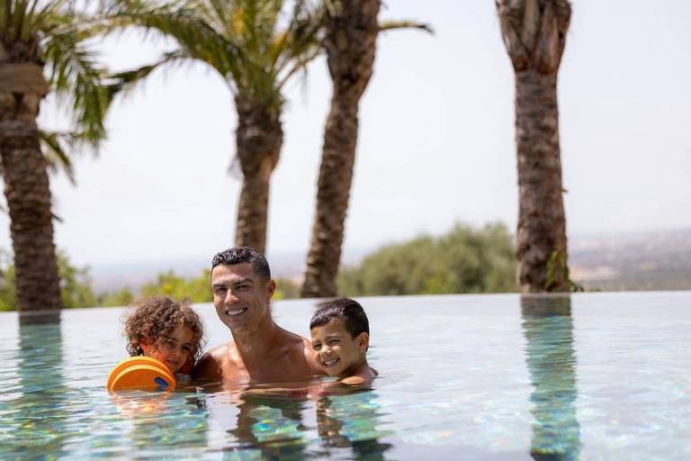Cristiano Ronaldo com a família em férias na Espanha