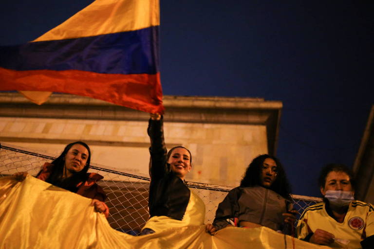 Apoiadores de Gustavo Petro comemoram vitória do candidato esquerdista em Bogotá