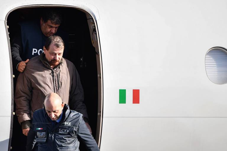 O ex-terrorista Cesare Battisti, ao desembargar na Itália após sua extradição
