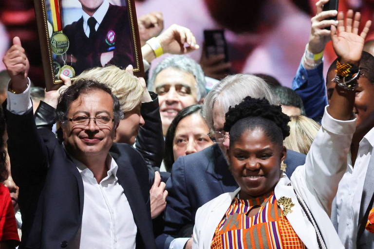 O presidente e a vice-presidente eleitos da Colômbia, Gustavo Petro e Francia Márquez, celebram vitória em Bogotá