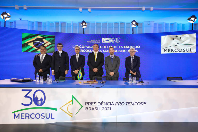 O presidente Jair Bolsonaro, de pé entre outros dirigentes, participa em Brasília de cúpula de chefes de Estado do Mercosul