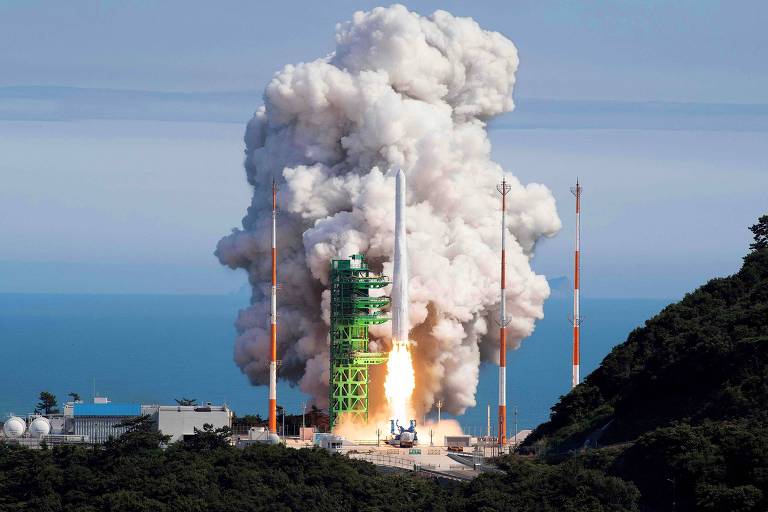 Coreia do Sul lança 1º foguete espacial de fabricação própria; veja vídeo