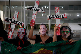 Manifestantes criticam a política ambiental e indigenista em Brasília (DF)