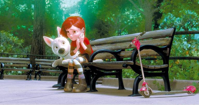 Desenho de uma menina de cabelos vermelhos, sentada em um banco de praça, que olha com adoração para um cãozinho branco