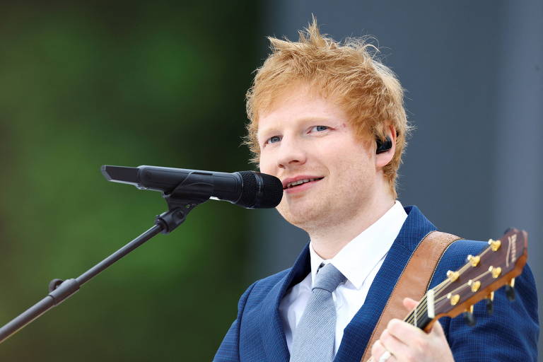 Cantor Ed Sheeran cantando no Jubileu de Platina da Rainha Elizabeth