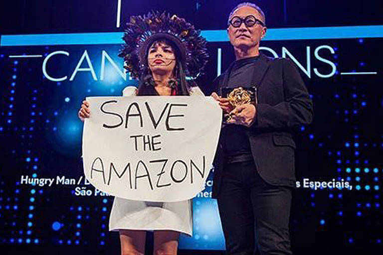 Txai Suruí faz manifestação em Cannes em prol da Amazônia