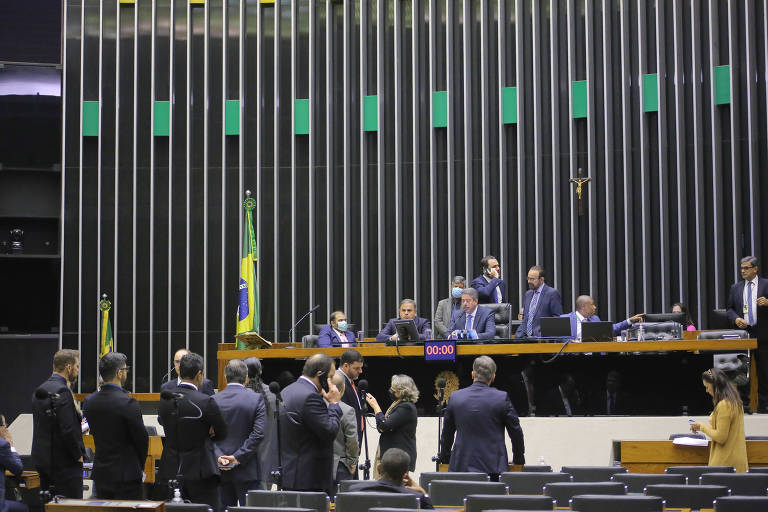 Plenário da Câmara dos Deputados com alguns parlamentares conversando