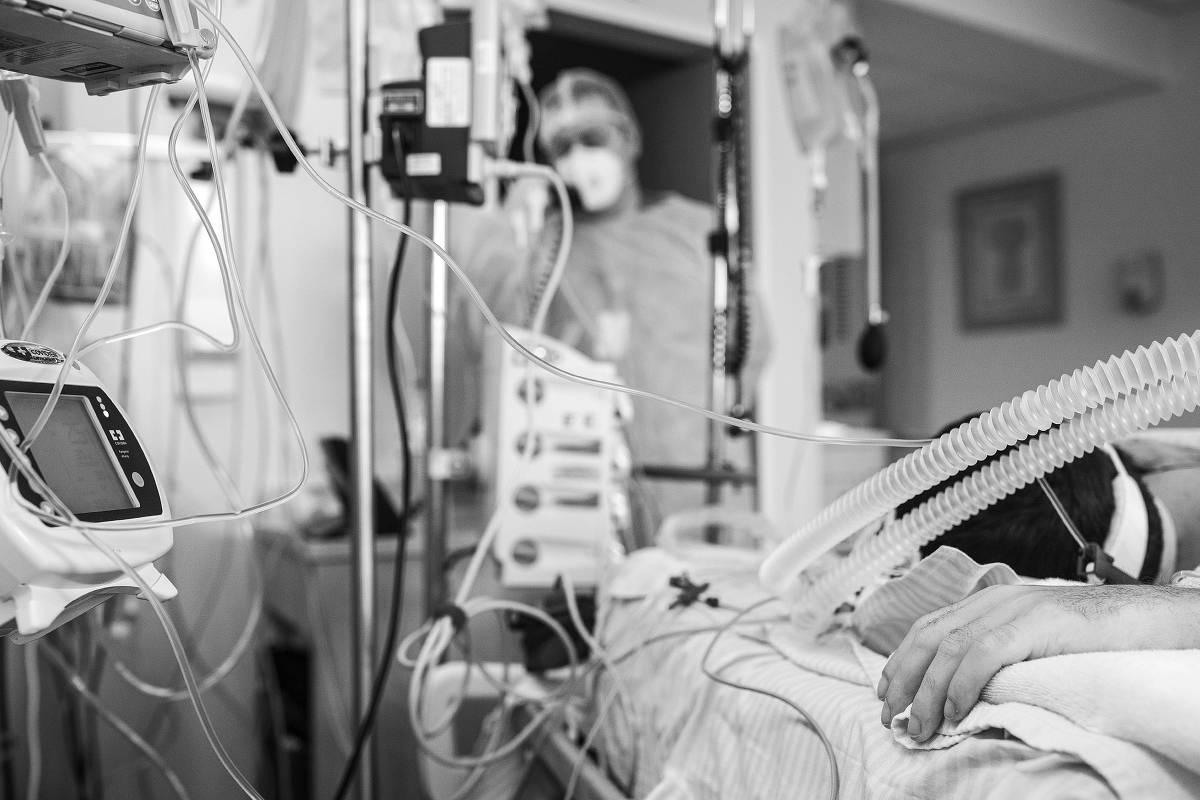 Um homem de 40 anos, com Covid-19, é intubado durante internação em UTI do Hospital Albert Einstein