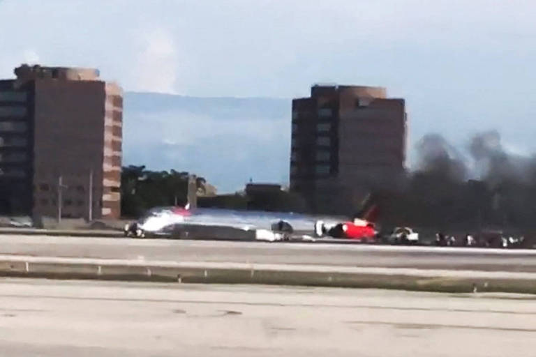 Avião com 126 pessoas a bordo pega fogo depois de pousar em Miami