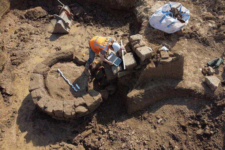 Uma pessoa trabalha onde arqueólogos encontraram um tempo romano em Zevenaar, na província holandesa de Gelderland; construção é datada do século 2 dC