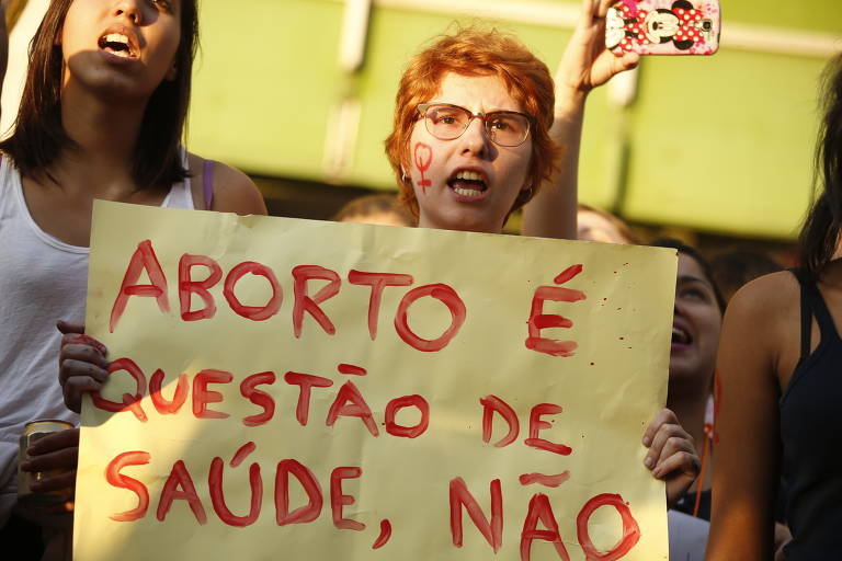Embora o Código Penal não estabeleça que o aborto justificado por estupro deva ser informado à polícia, uma portaria publicada em 2020 pelo Ministério da Saúde orienta que médicos avisem as autoridades. A portaria não tem força de lei