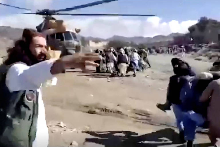 Feridos são levados a helicóptero após terremoto na província de Paktika, no Afeganistão