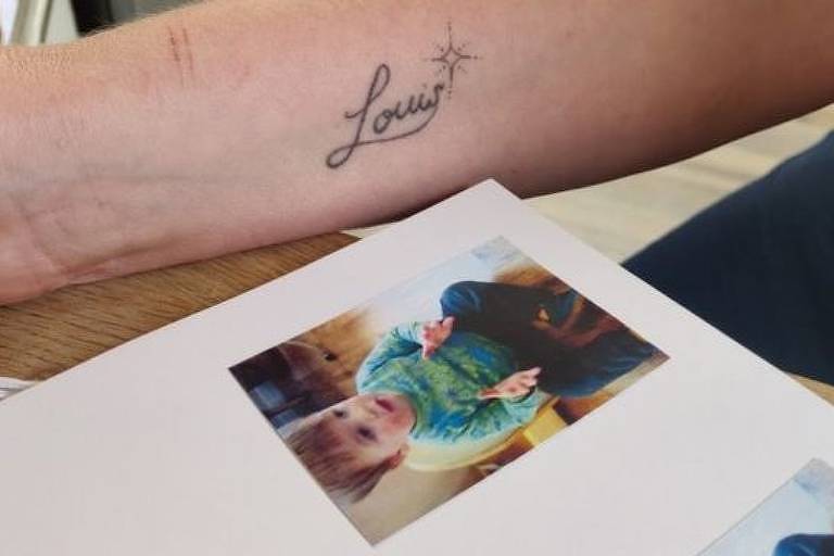 Tatuagem de Julia Rogers em homenagem ao filho
