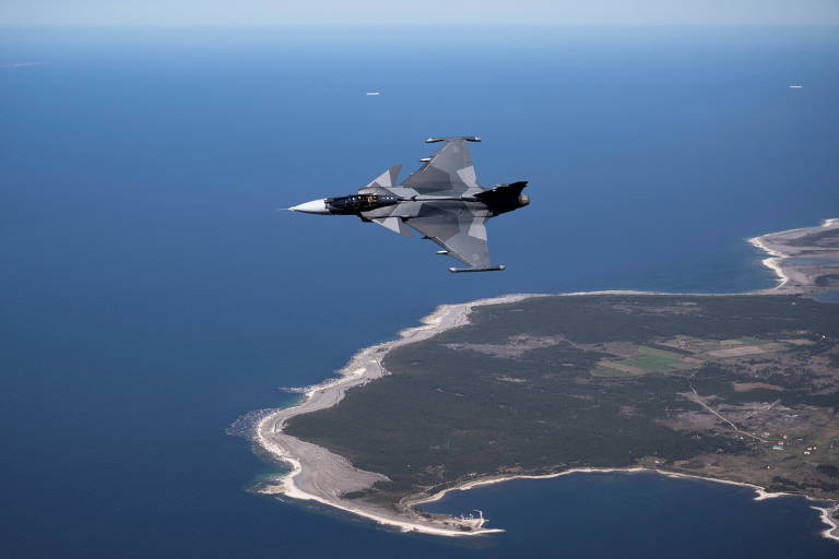 O primeiro Gripen E da Suécia voa sobre a ilha de Gotland, ponto estratégico no mar Báltico
