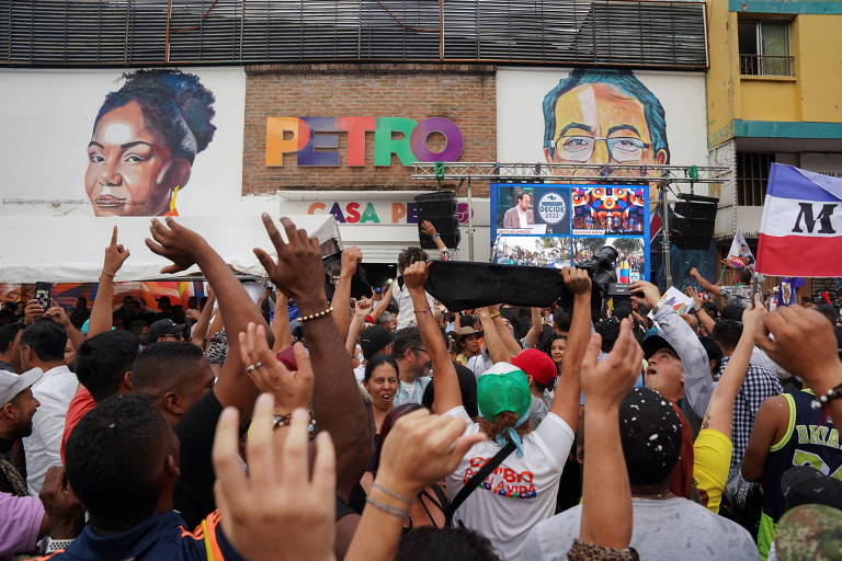Eleitores celebram vitória do presidente de esquerda Gustavo Petro, em Cali, na Colômbia