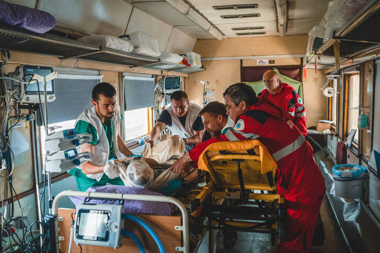 Enfermeiro na Ucrânia relata horror da guerra durante atendimento a vítimas