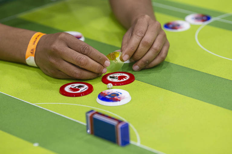 Depois de 16 anos, acabou a temporada de futebol de botão que este cara joga  contra si