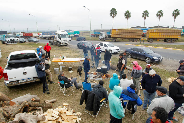 Caminhoneiros argentinos bloqueiam estradas em protesto contra falta de diesel