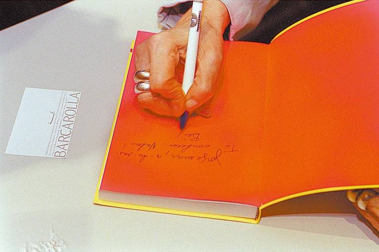 Danuza Leão autografa o livro "Na Sala com Danuza 2", em São Paulo, em 2004
