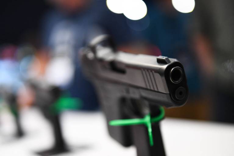 Pistolas são exibidas em evento da Associação Nacional do Rifle (NRA, na sigla em inglês), nos Estados Unidos