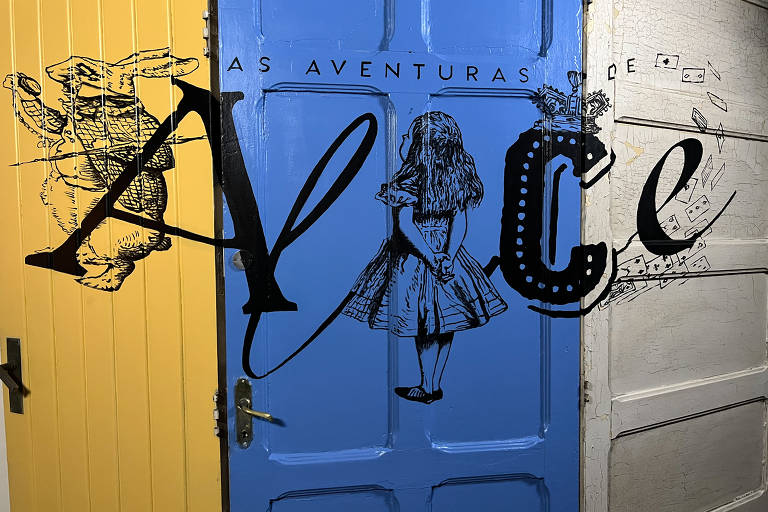 Exposição sobre "Alice no País das Maravilhas" no Farol Santander