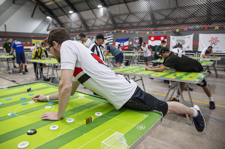 Jogadores do Brasileiro exaltam a 'magia' do futebol de botão - 23/06/2022  - Esporte - Folha