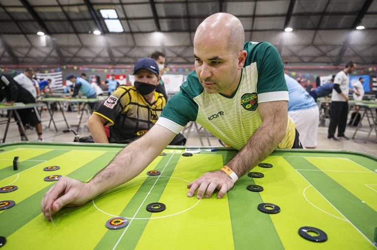 Este cara joga contra si mesmo torneios com 782 times de futebol de botão