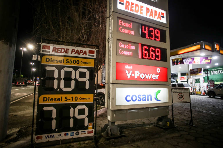 Posto de combustível da rede Papa, na marginal Tietê na Vila Leopoldina, exibe preço do litro do diesel mais caro do que o cobrado por gasolina e etanol