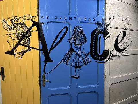 Exposição sobre "Alice no País das Maravilhas" no Farol Santander