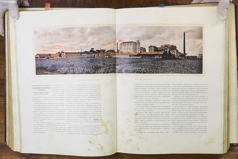 livro aberto mostrando uma fábrica